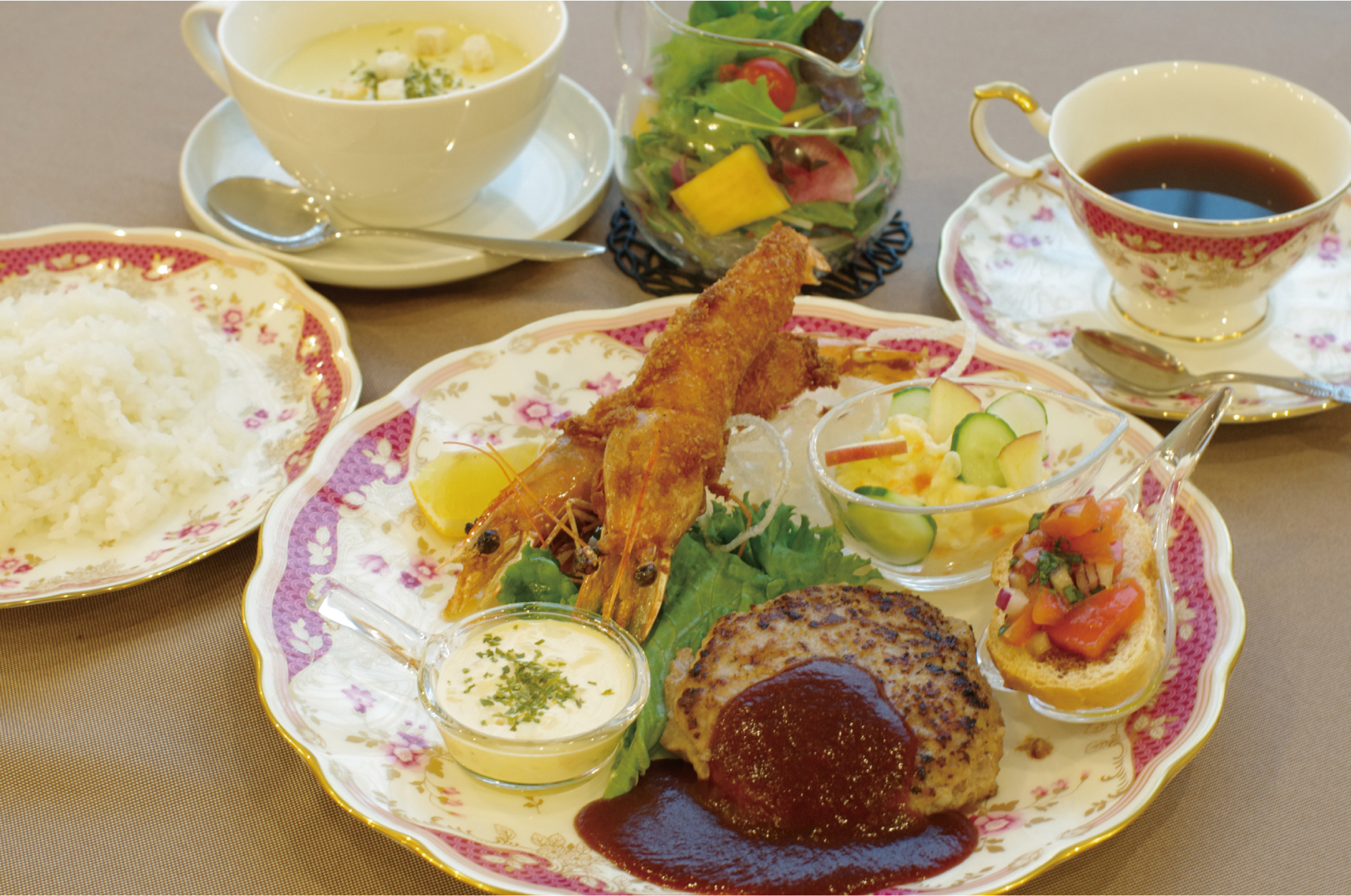 エビフライとハンバーグのランチ